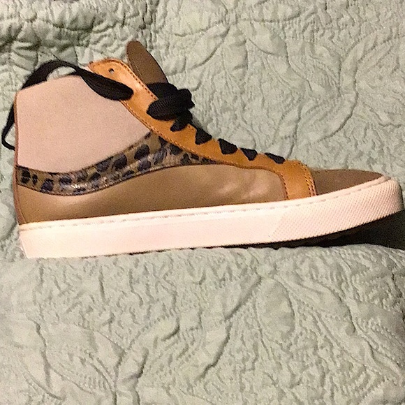 COACH Suede High Top Sneakers size 8-D only worn twice. In 9.9 condition. - Picture 5 of 12